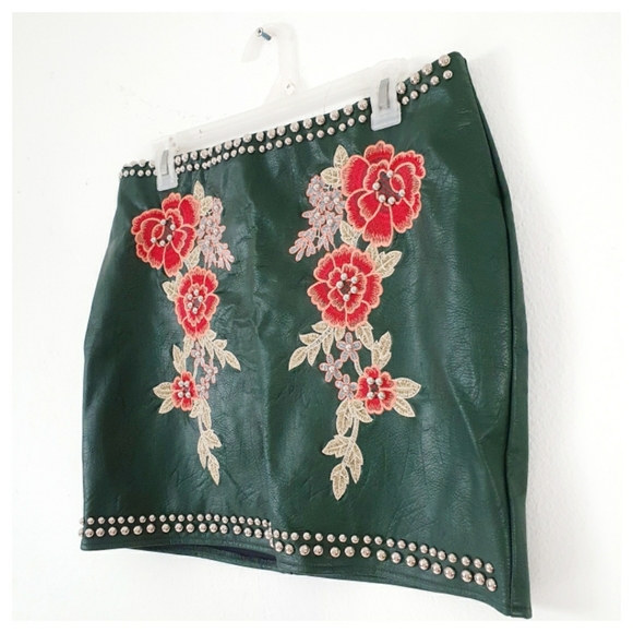 SOLD💥NWT Vegan Leather Embroidered Green Skirt - Picture 5 of 11